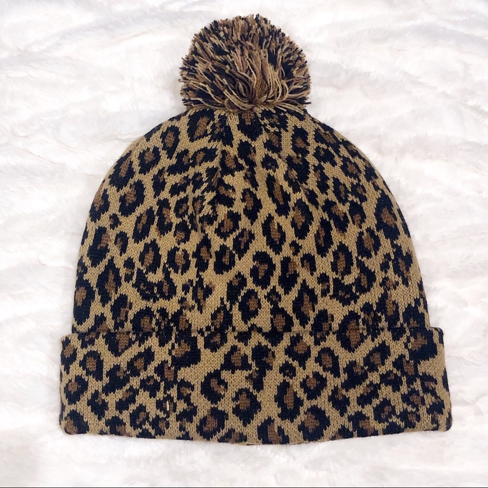 SIMPLYSTEFX Leopard Pom Beanie